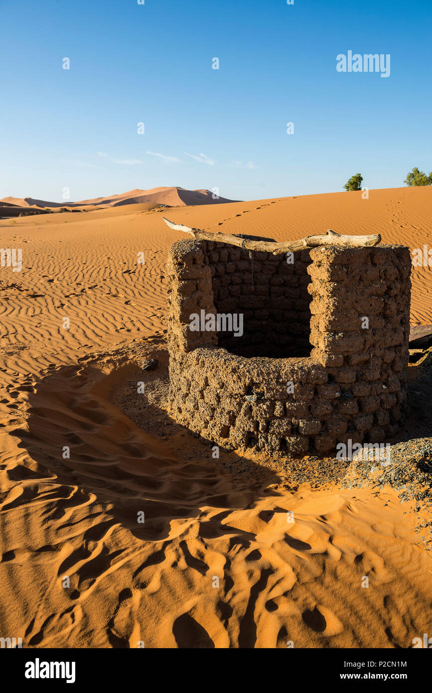 Bien et dunes de sable, de l'Erg Chebbi, désert du Sahara, le Maroc, l'Afrique Banque D'Images