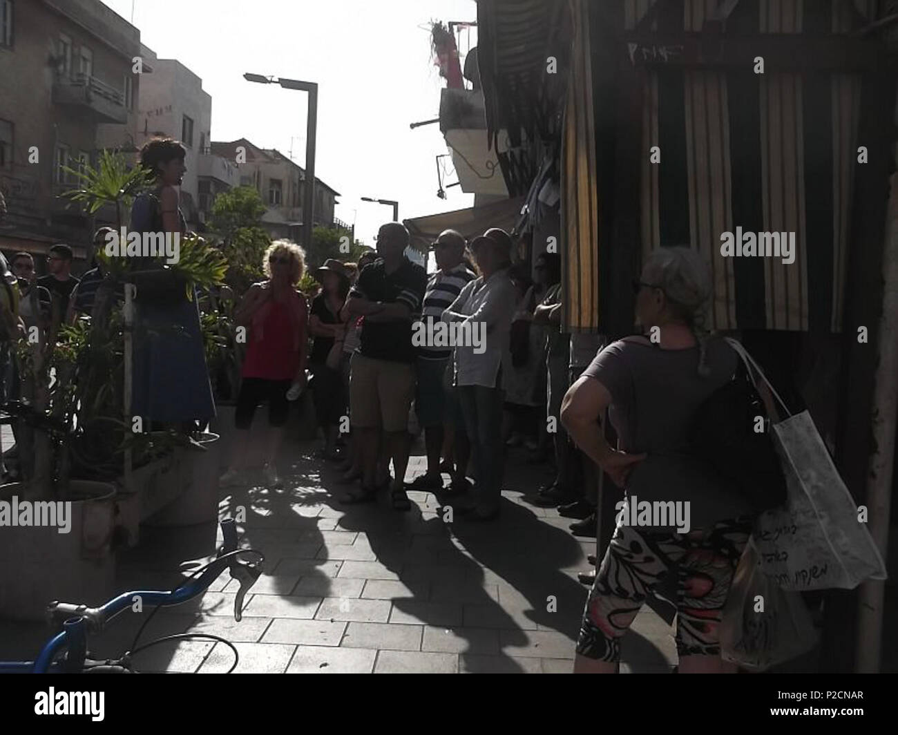 . Anglais : MK Tamar Zanberg guider une marche au cours de la Jane's Walk event à Tel Aviv (2013) . 4 mai 2013, 16:48:15. Tamar Zandberg 61 TamarZandbergJane'sà pied1 Banque D'Images