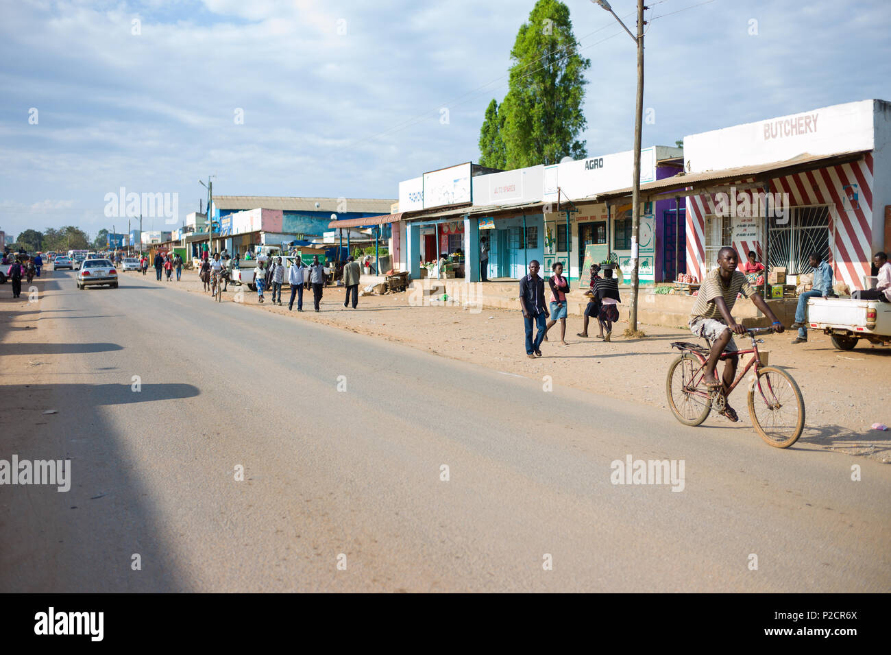 La vie de rue dans petite ville village de Mumbwa, la Zambie sur la Great West Road. La ville est un dépôt central pour la région qui comprend de la Kafue. Banque D'Images