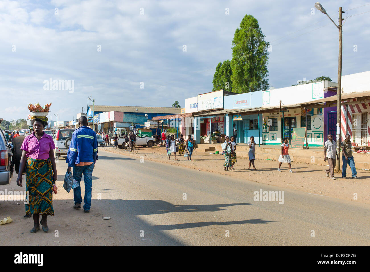 La vie de rue dans petite ville village de Mumbwa, la Zambie sur la Great West Road. La ville est un dépôt central pour la région qui comprend de la Kafue. Banque D'Images