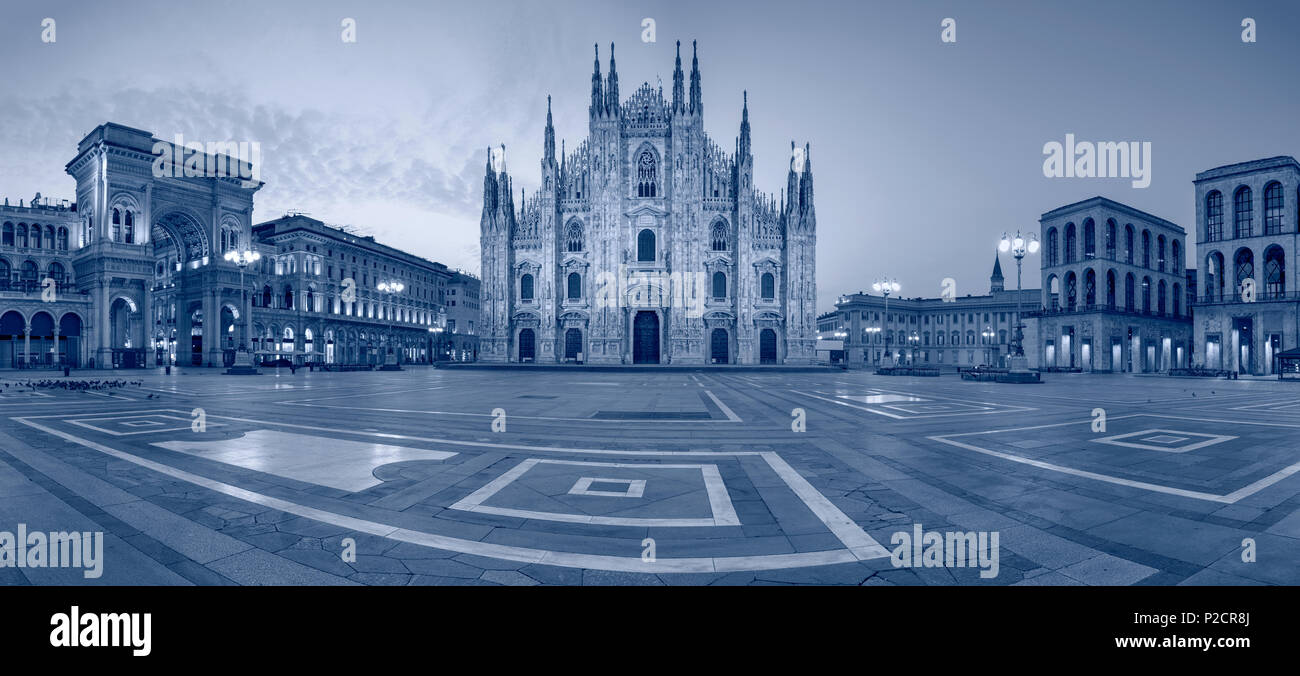 Milan. Paysage urbain panoramique droit de Milan, Italie avec la cathédrale de Milan pendant le lever du soleil. Banque D'Images