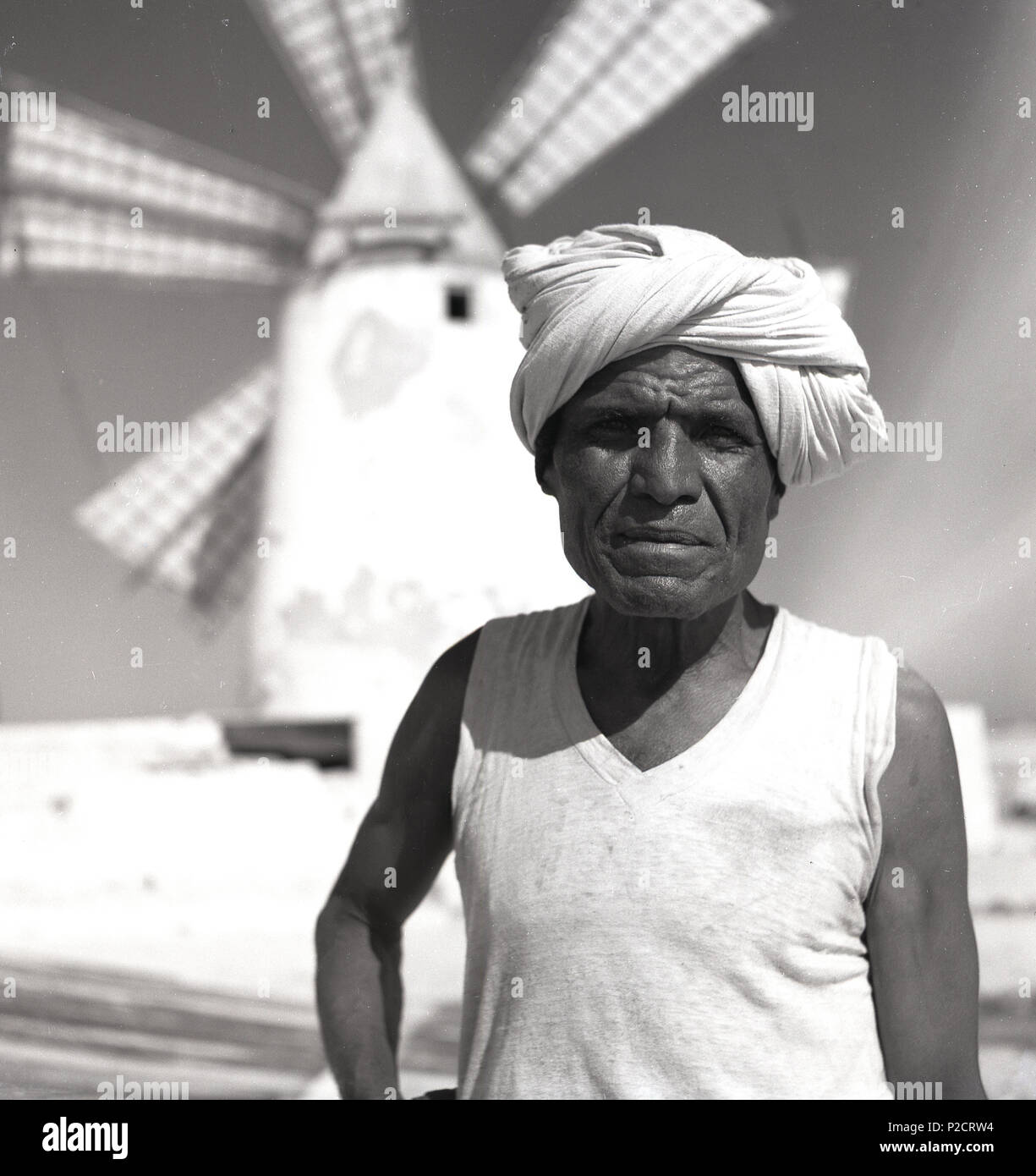 1950, tableau historique d'un homme travailleur sel, Arden, au Moyen-Orient. Les salines d'Aden étaient un élément important de l'économie et de la population locale qu'ils fournissent l'emploi et un produit pour les deux consumptiona locaux dn pour l'exportation, comme le sel était utilisé dans la conservation des poissons. Banque D'Images