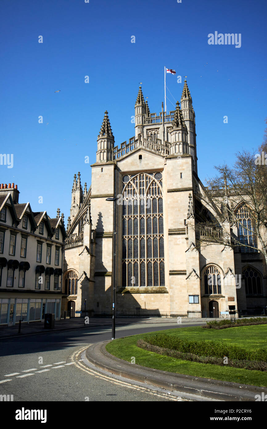 Vue d'un grand vitrail dans l'extrémité orientale nef de cathédrale à l'abbaye de Bath Bath England UK Banque D'Images