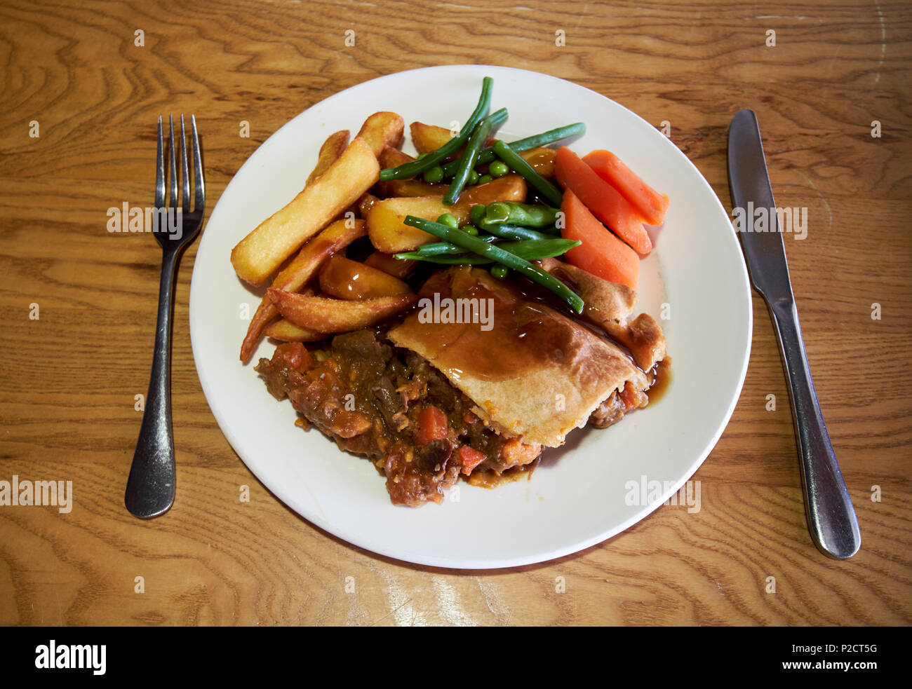 Tarte steak-frites et légumes 2 repas produits localement dans la région de Cumbria England UK Banque D'Images
