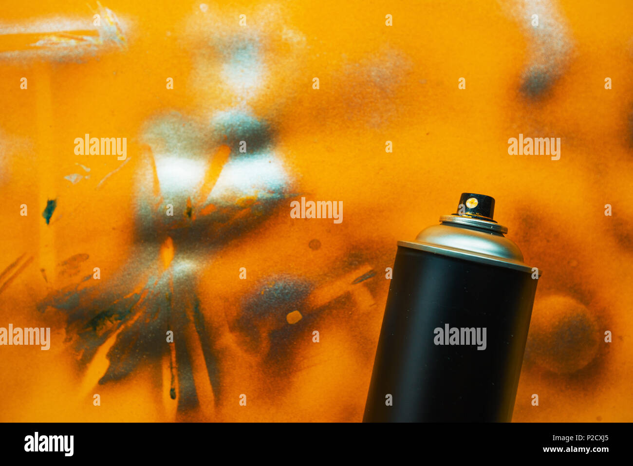 Couleur Noir pour bombe d'art graffiti grunge sur fond jaune Banque D'Images