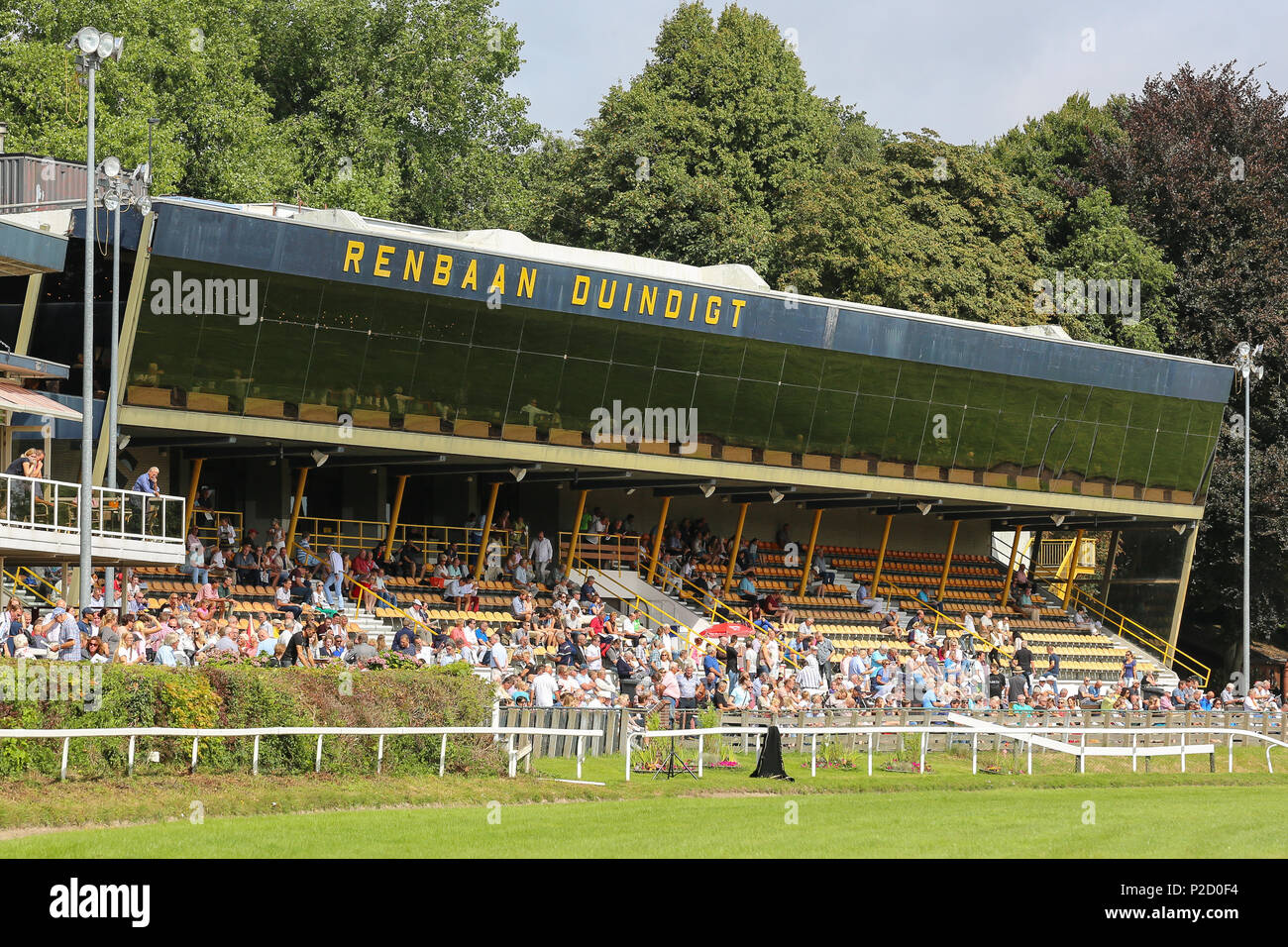 WASSENAAR, Pays-Bas - le 28 août 2016 : Horsetrack Duindigt à derby day avec foule à l'est prête à placer leurs paris. Banque D'Images