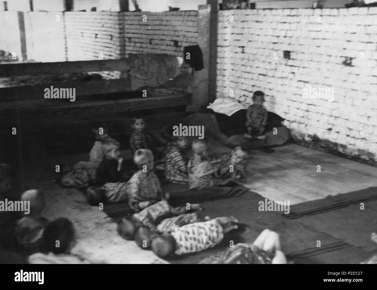 . Srpskohrvatski / српскохрватски : logoru décachlorobiphényles u u Sisku. ww2. Inconnu 15 Deca u logoru Sisak Banque D'Images