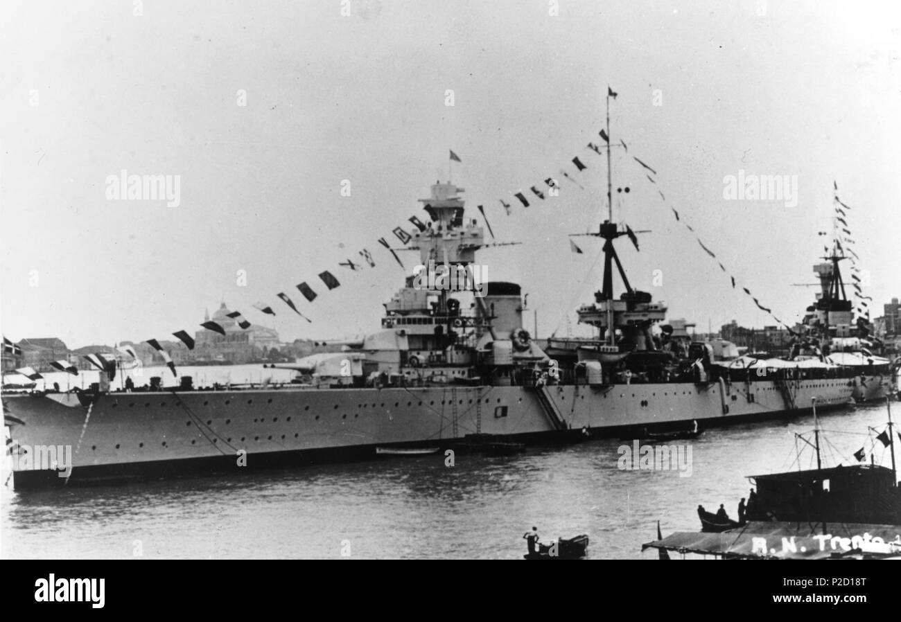 . Anglais : le croiseur italien Trento, photographié au début de sa carrière à un port non identifiés. Magyar : Hungarian nehézcirkáló 01. 1930-1939 . Date inconnue, ch. 1930-1939. Inconnu 26 cruiser italien Trento NH 86592 Banque D'Images
