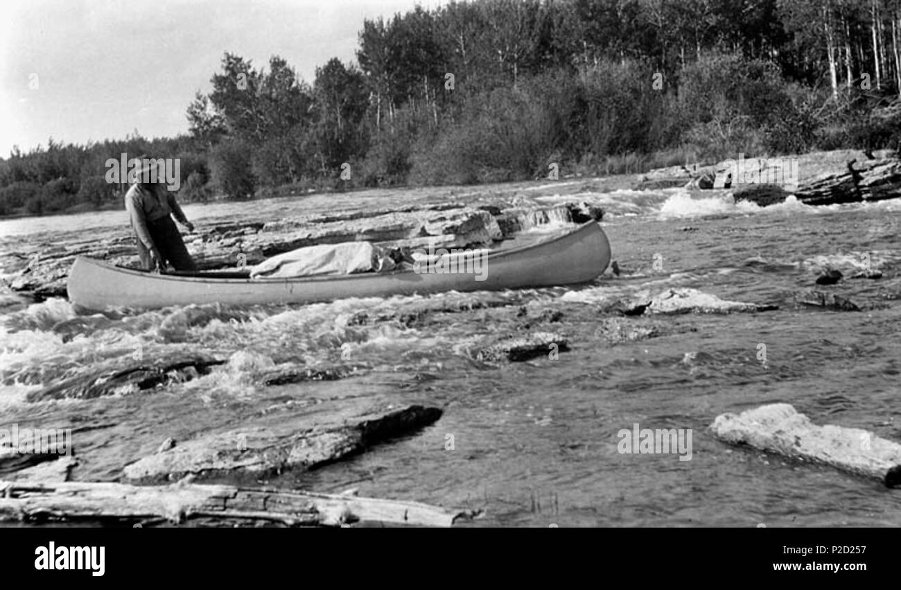 . Anglais : un canot navigation dans les rapides de la rivière Sturgeon-Weir dans le nord de la Saskatchewan. vers 1936. Inconnu 36 Navigation dans les rapides de la rivière Sturgeon-Weir Banque D'Images