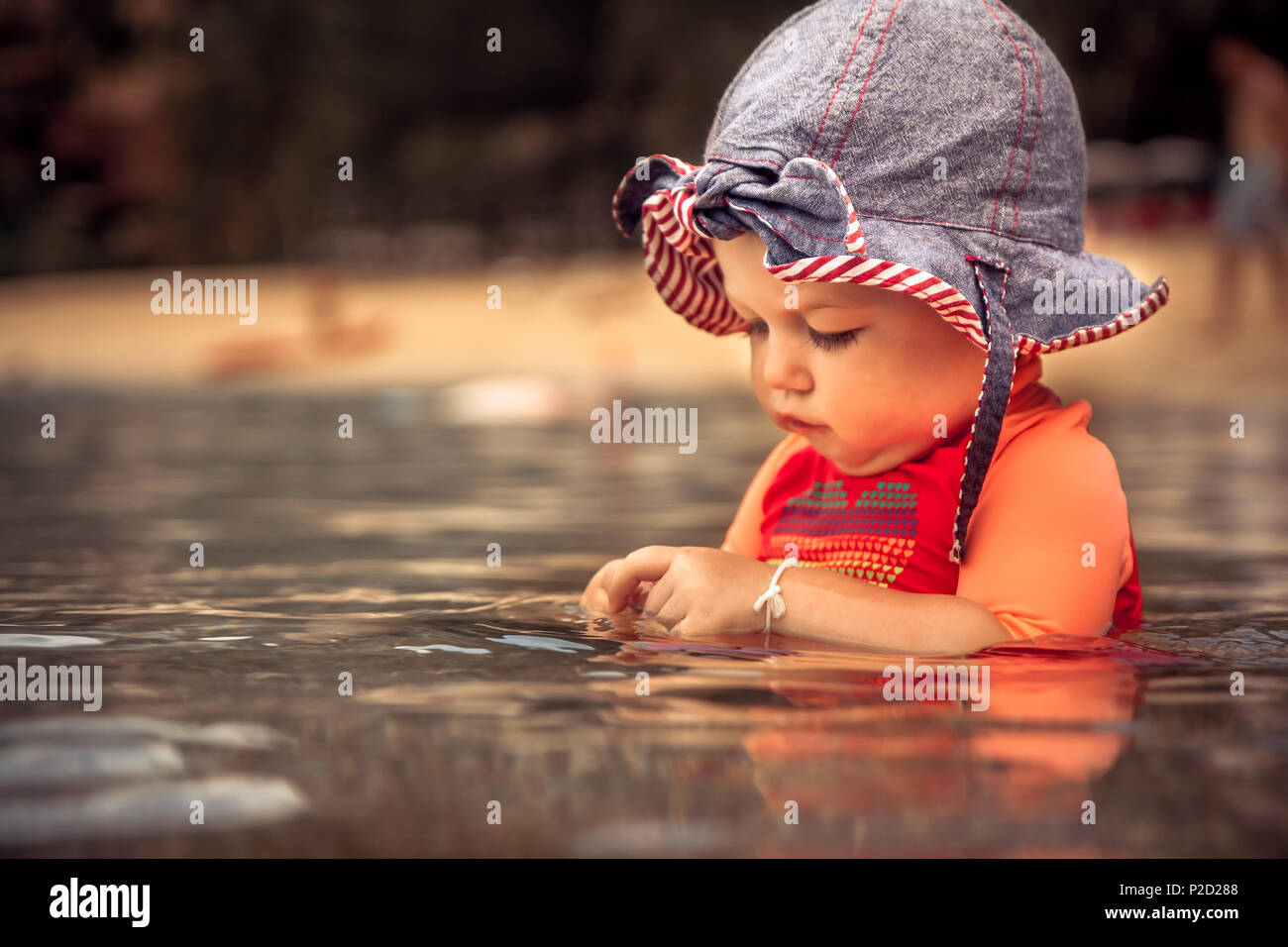 Magnifique petite fille profiter de la baignade en mer au cours de vacances à la plage Banque D'Images