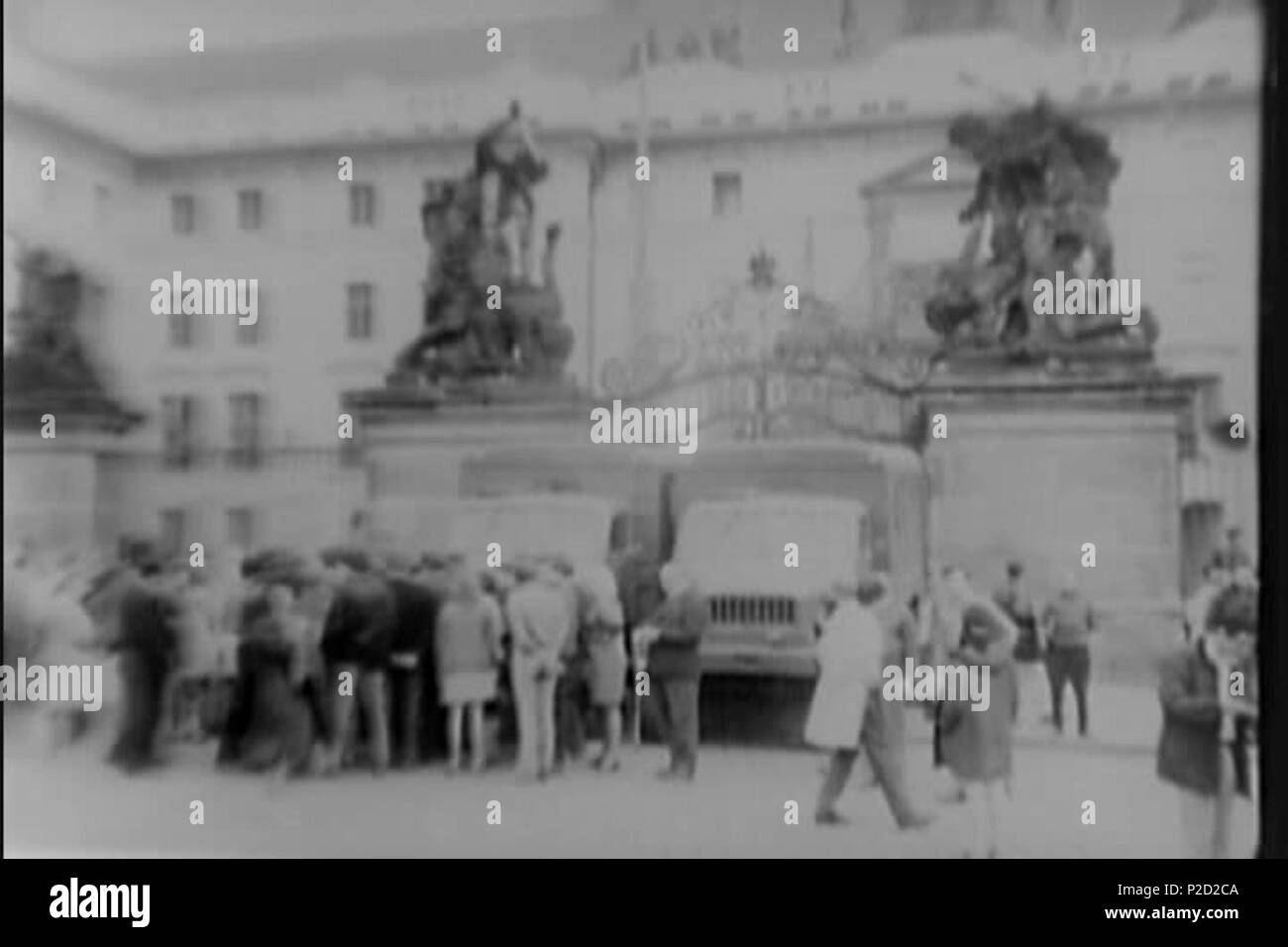 .  ?Eština Vstupní : brána Pražského hradu je blokována armádními vozidly. 27 août 1968. Archives nationales (archive.org) Srpen68)1 (Zablokovany vstup na Prazsky hrad Banque D'Images