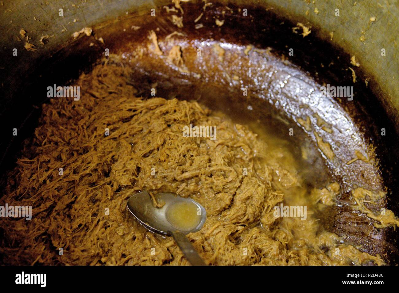 France, Sarthe, Connerre, Claude Segouin, boucherie, la préparation de rillettes, d'ajouter le saindoux et le mélange Banque D'Images