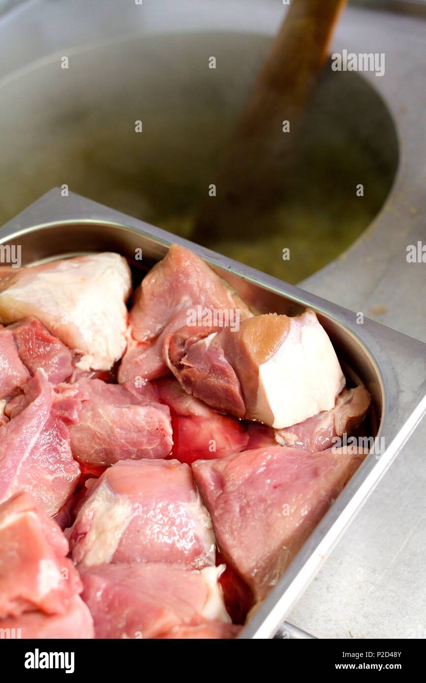 France, Sarthe, Connerre, Claude Segouin, boucherie, la préparation de rillettes, l'ajout de la viande Banque D'Images