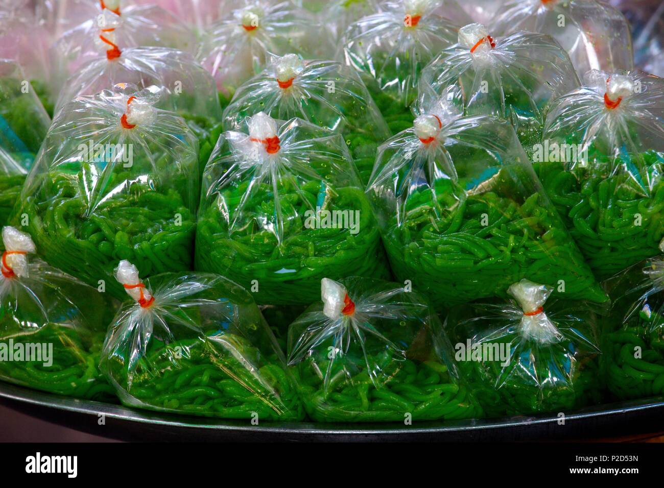 La Thaïlande, la province de Chiang Mai, Chiang Mai, le marché, la vente de bonbons de coco Banque D'Images