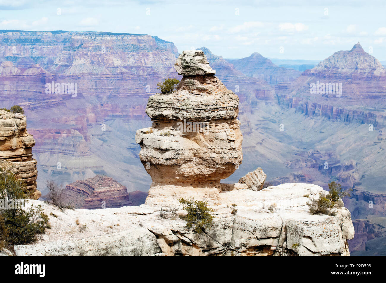 Un affleurement rocheux isolés dans un grand canyon en Arizona. Banque D'Images