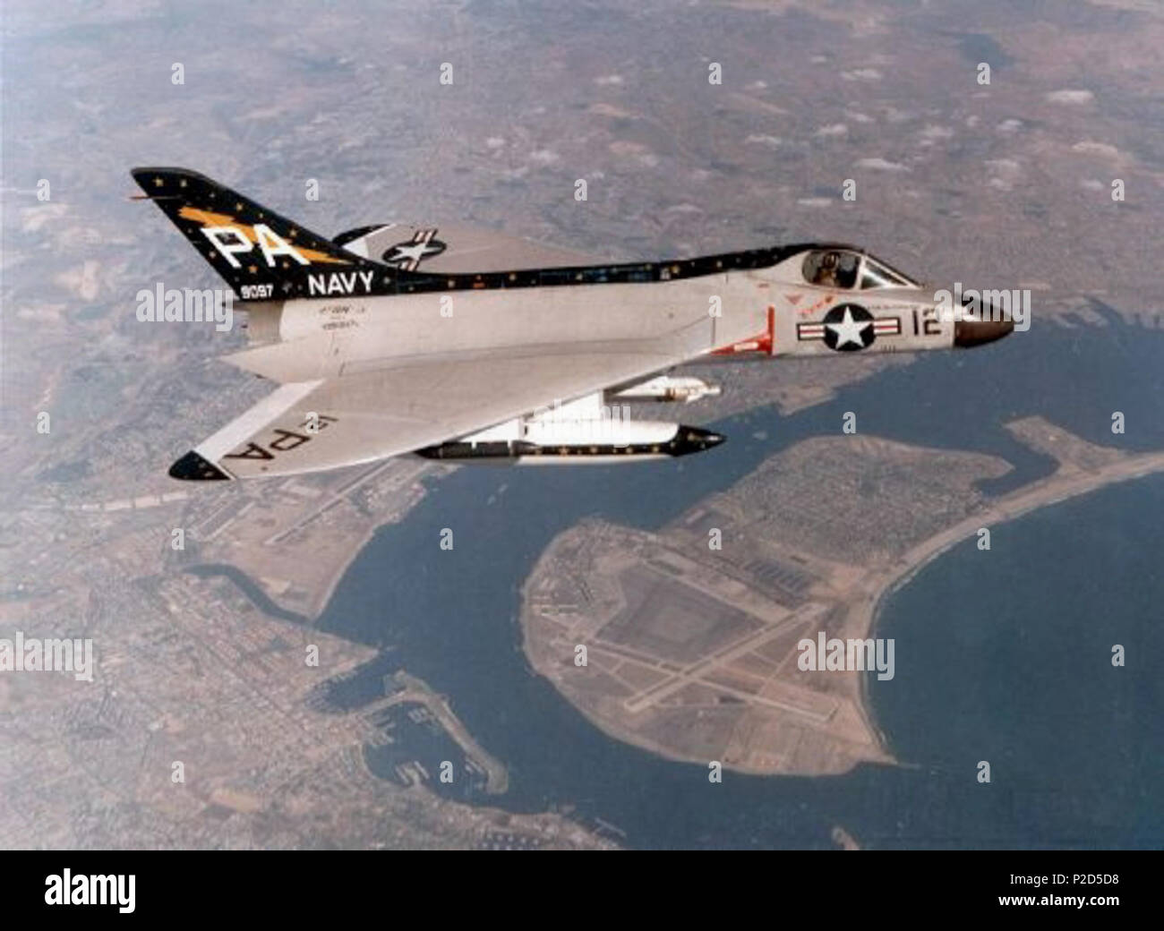 . Anglais : UN U.S. Navy Douglas F4D Skyray-1 (BuNo 139097) de e Escadron de chasseurs tout temps VF(AW)-3 Blue Nemesis en vol au dessus de San Diego, Californie (États-Unis). vers 1960. La Marine américaine 16 Douglas F4D-1 VF(AW)-3 en vol au dessus de San Diego Banque D'Images