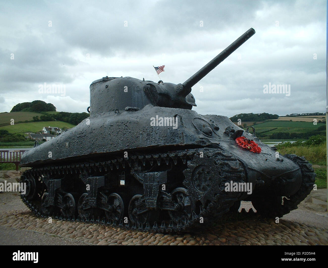 . Lieu non identifié Sands, Devon à la WWII Memorial pour les soldats alliés tués au cours de l'exercice fr:Tiger. Le réservoir a été élevé de la mer en 1984. C'est un M4A1 Sherman. 11 août 2005 (date d'origine). L'original a été Shahirshamsir à uploader l'anglais . 51 Sherman à Memorial pour les personnes tuées dans l'opération Tiger Banque D'Images