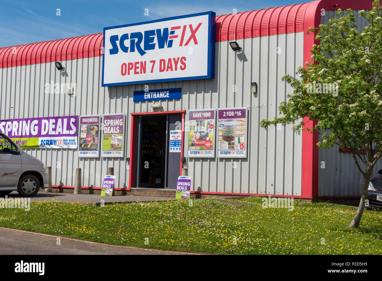 Screwfix magasin-entrepôt outils de vente et les fixations à l'échange et du public sur un parc de vente au détail ou à l'extérieur de la ville centre commercial. les marchands de fournitures d'outils. Banque D'Images Screwfix magasin-entrepôt outils de vente et les fixations à l'échange et du public sur un parc de vente au détail ou à l'extérieur de la ville centre commercial. les marchands de fournitures d'outils. Banque D'Images