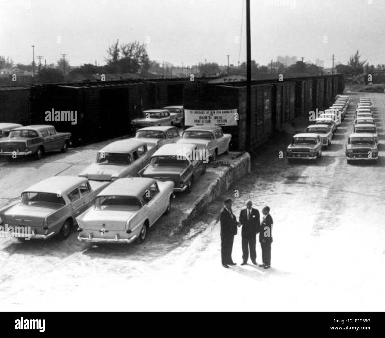 . Numéro d'appel local : PR09162 Titre : Cinquante-six wagons de nouveau 1958 randonneurs Date : 1958 Description physique : 1 photographie ; b&w ; 8 x 10 in. Titre de la série : collections d'impression remarque générale : voitures appartenaient à Olin's Avis Rent-A-Car. Référentiel : Bibliothèque et Archives de l'État de Floride, S. 500 Bronough St., Tallahassee, FL 32399-0250 USA. Contact : 850,245.6700. Archives@Dos.state.fl.us les polluants URL :  <a href ='http://www.floridamemory.com/items/show/7694' rel ='nofollow' >www.floridamemory.com/items/show/7694 </a > . 1958. Mémoire de la Floride 19 Cinquante-six wagons de nouveau 1958 randonneurs Banque D'Images