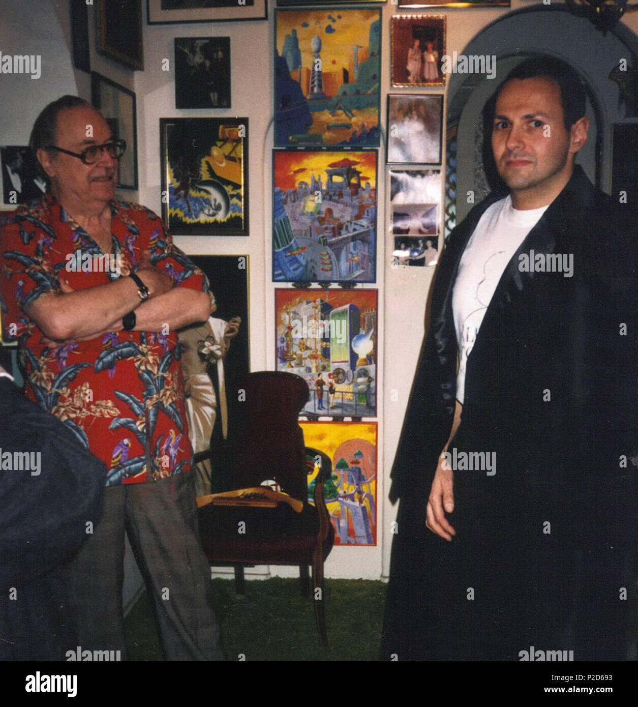 . Anglais : Forrest J. Ackerman, laissant un ventilateur essayer sur cape portée par Bela Lugosi dans le film Plan 9 from outer space (1959), réalisé par Ed Wood. 1994. Michael Wilk 20 Forrest J. Ackerman, collectionneur de souvenirs du film, avec ventilateur. Banque D'Images