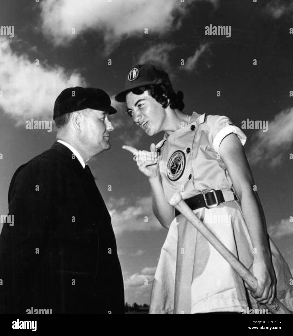 . Numéro d'appel local : c009836 Titre : [Fort Wayne Daisies dvd, Marie Wegman, de l'All American Girls Ligue Professionnelle de Baseball se disputer avec juge-arbitre Norris Ward : Opalocka, Floride] Date : photographié le 22 avril 1948. Description physique : 1 Easy-PhotoPrint : n&b ; 5 x 4 in. Titre de la série : (Ministère du Commerce collection.) Note générale : note d'accompagnement : 'Umpire-Player Argument : Pour tous la tête-à-tête 'férocité' player Marie Wegman, 22, Cincinnati, Ohio, le juge-arbitre demande humblement Norris Ward, 'Sure vous avez raison à propos de ce jeu ?' est Wegman, 6'2'. Elle joue sur le terrain et 2ème base pour ft. Wayne, dernier oui Banque D'Images