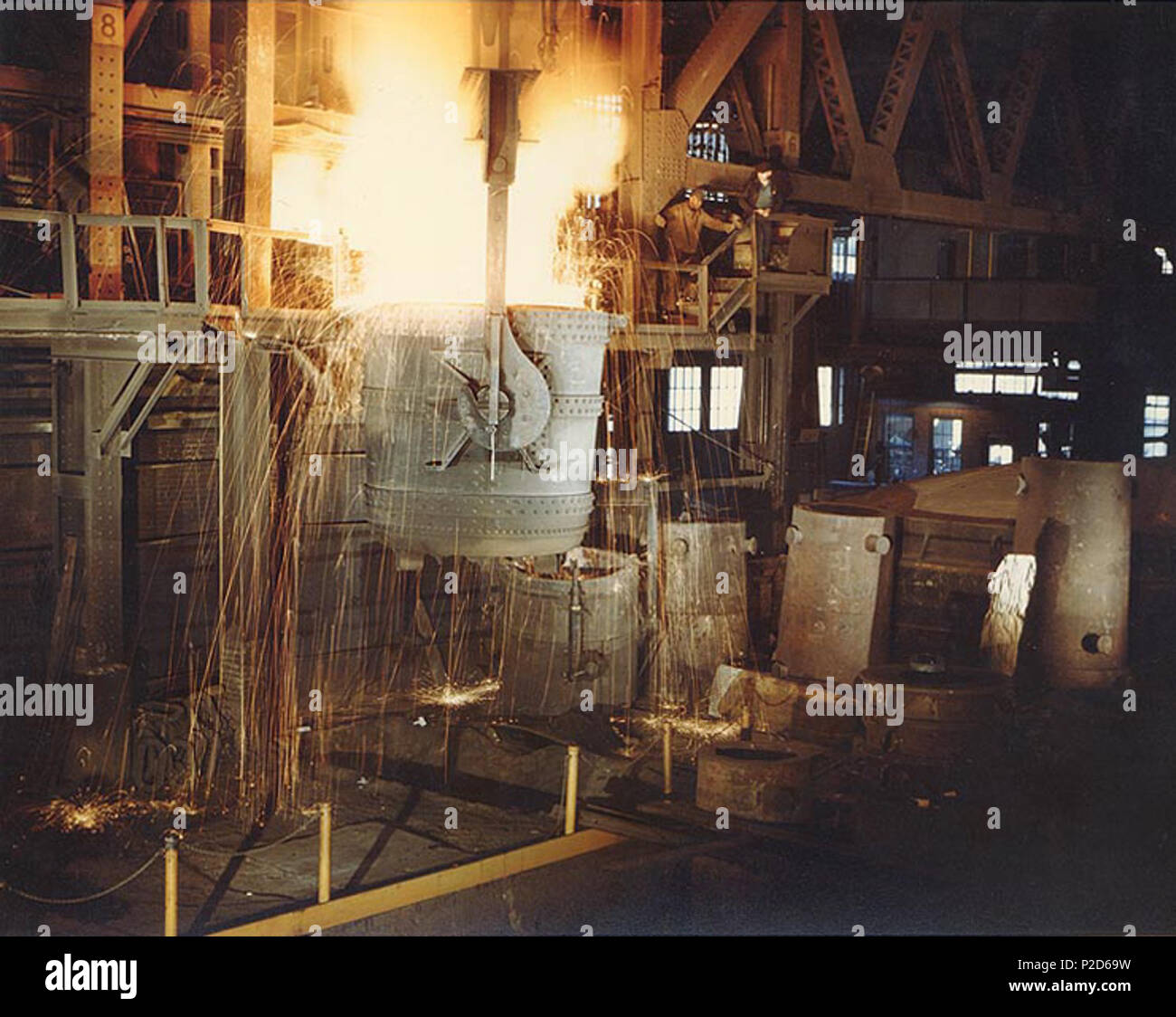 . Scène dans la fonderie de l'usine d'armes navales des États-Unis, Washington Navy Yard, D.C. (USA), au cours de la deuxième guerre mondiale entre 1942 et 1945. 20 NSU de fonderie U.S. Naval Gun Factory dans la seconde guerre mondiale Banque D'Images
