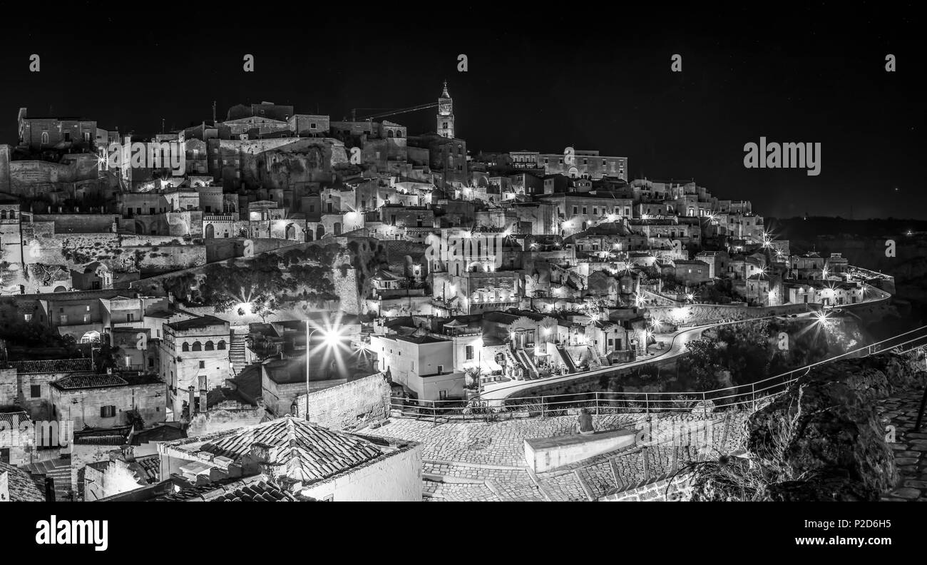 Vue panoramique vue nocturne de Matera, Italie. La ville est un patrimoine mondial de l'UNESCO. Banque D'Images