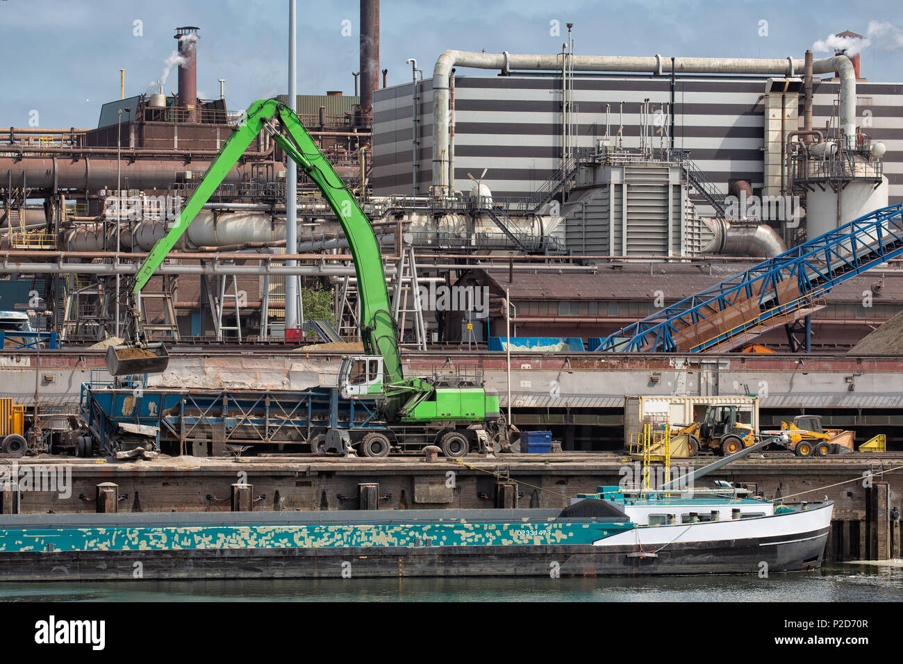 Usine sidérurgique de Dutch Harbor IJmuiden avec grue barge de déchargement Banque D'Images
