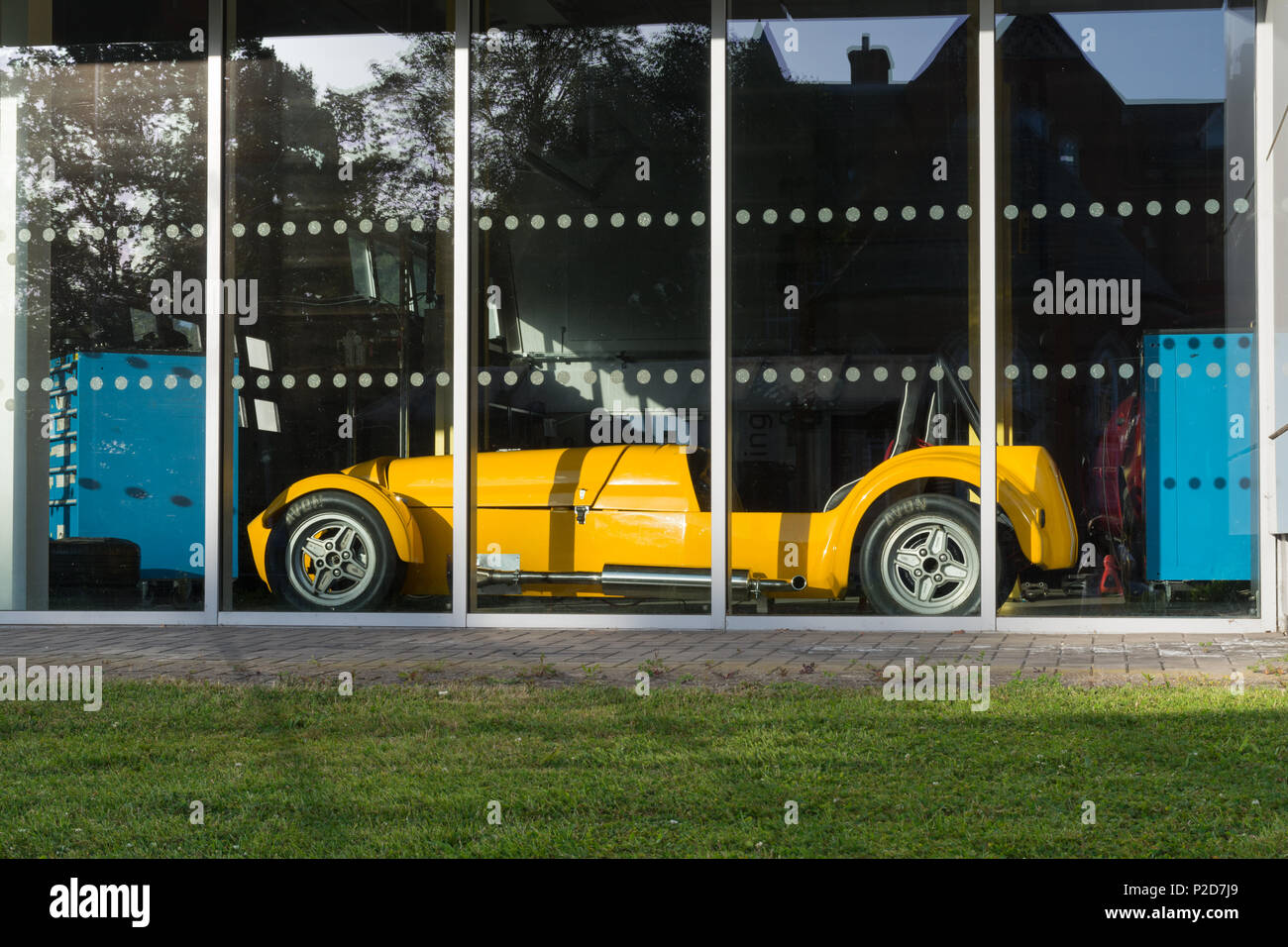 Farnborough College of Technology dans le Hampshire, au Royaume-Uni. Le bâtiment de l'Académie aéronautique et automobile avec une voiture sport jaune la pièce.. Banque D'Images