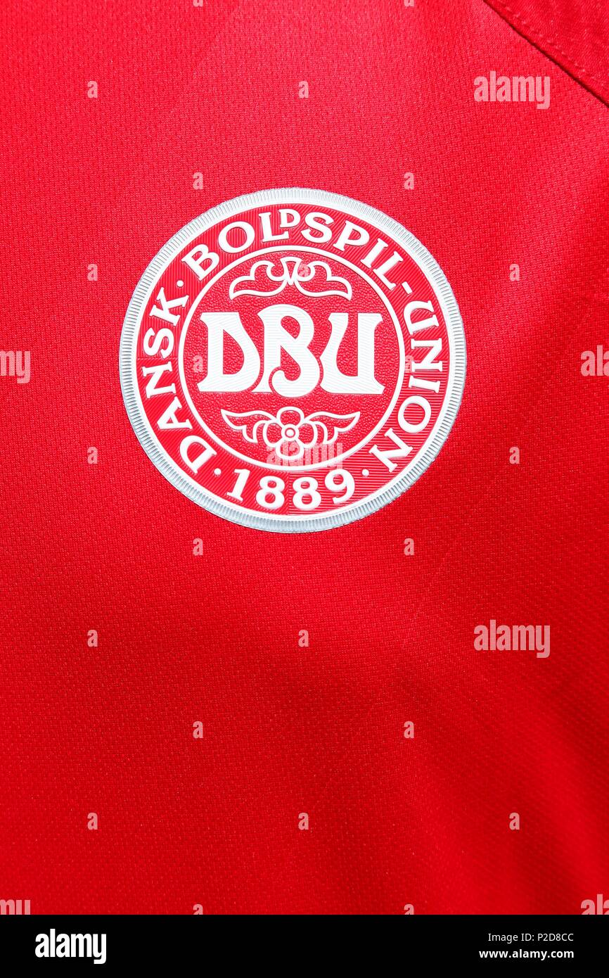Odder, Danemark - 14 juin 2018 : emblème de l'équipe nationale de football danois sur une chemise Banque D'Images