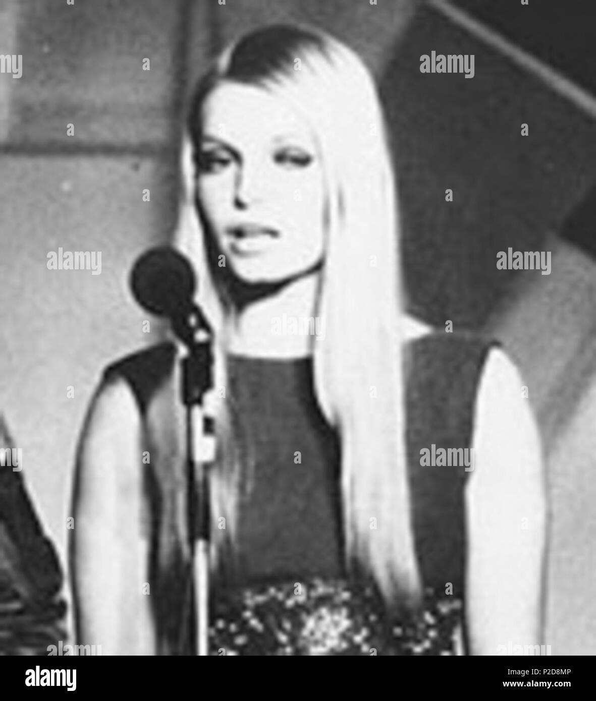 . L'artiste Bob Hope sur scène avec Miss Monde 1969, Eva Rueber-Staier, lors d'un spectacle de Noël pour les militaires à bord du porte-avions de la Marine américaine USS Saratoga (CVA-60), au large de Marseille, dans la baie de Formia, Italie, 22 décembre 1969. Le Bob Hope USO Tour effectué à 1400 heures à bord de Saratoga avec Eva Rueber-Staier, Hollywood stars Connie Stevens, Suzanne Charny, le 'Golddiggers', Ellen Farley, et les Brown et sa bande "de renom". Plus de 6.000 marins à partir de la sixième flotte américaine USS Saratoga, Little Rock (CLG-4), cinq destroyers et une flotte oiler a assisté à l'événement qui a eu lieu dans la baie de suspension. 2 Banque D'Images