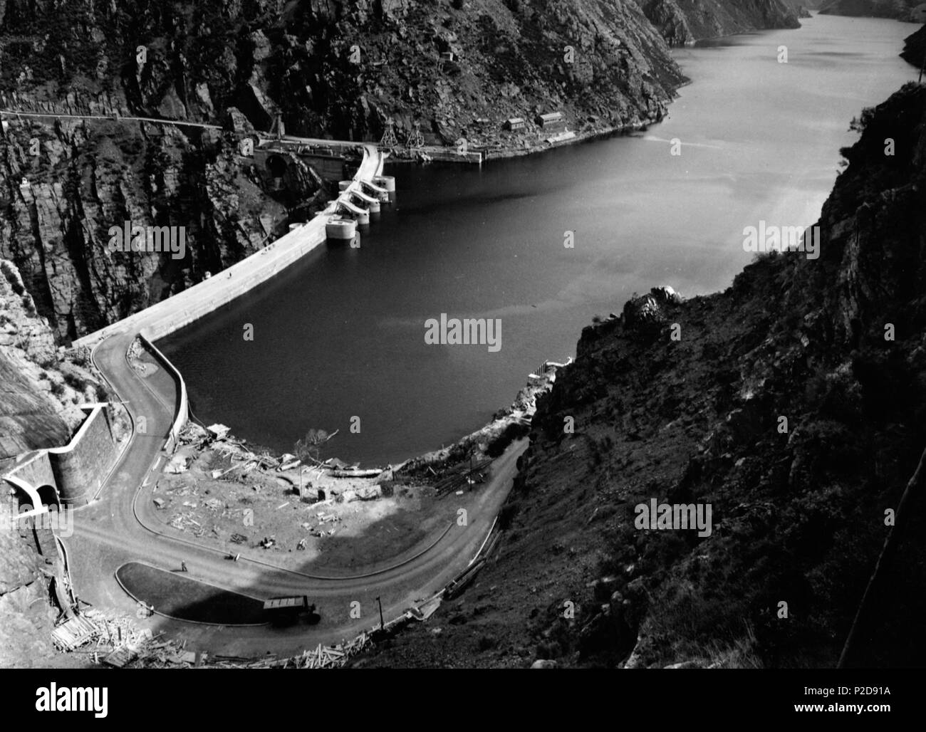 Presa del Pantano de Saleme en el Navra, Asturias. Hidroeléctica del Cantábrico. Años 50. Banque D'Images