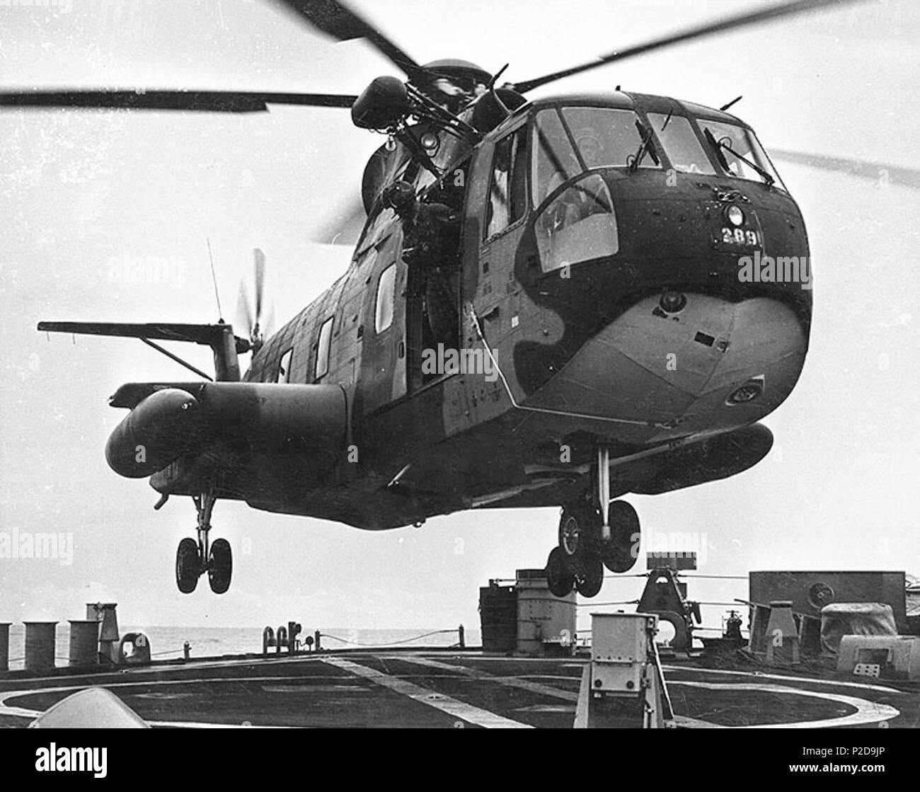 . Un U.S. Air Force Sikorsky CH-3E hélicoptère Jolly Green Giant (s/n 66-13289) plane sur le pont arrière du destroyer lance-missiles de la Marine américaine USS William C. Pratt (DLG-13) sur l'une des 7 ou 18 août 1967, alors que le navire était sur le devoir de la guerre du Vietnam dans le golfe du Tonkin. Août 1967. La NSU 12 CH-3E plane sur le USS William C. Pratt (DLG-13) au large du Vietnam en 1967 Banque D'Images . Un U.S. Air Force Sikorsky CH-3E hélicoptère Jolly Green Giant (s/n 66-13289) plane sur le pont arrière du destroyer lance-missiles de la Marine américaine USS William C. Pratt (DLG-13) sur l'une des 7 ou 18 août 1967, alors que le navire était sur le devoir de la guerre du Vietnam dans le golfe du Tonkin. Août 1967. La NSU 12 CH-3E plane sur le USS William C. Pratt (DLG-13) au large du Vietnam en 1967 Banque D'Images