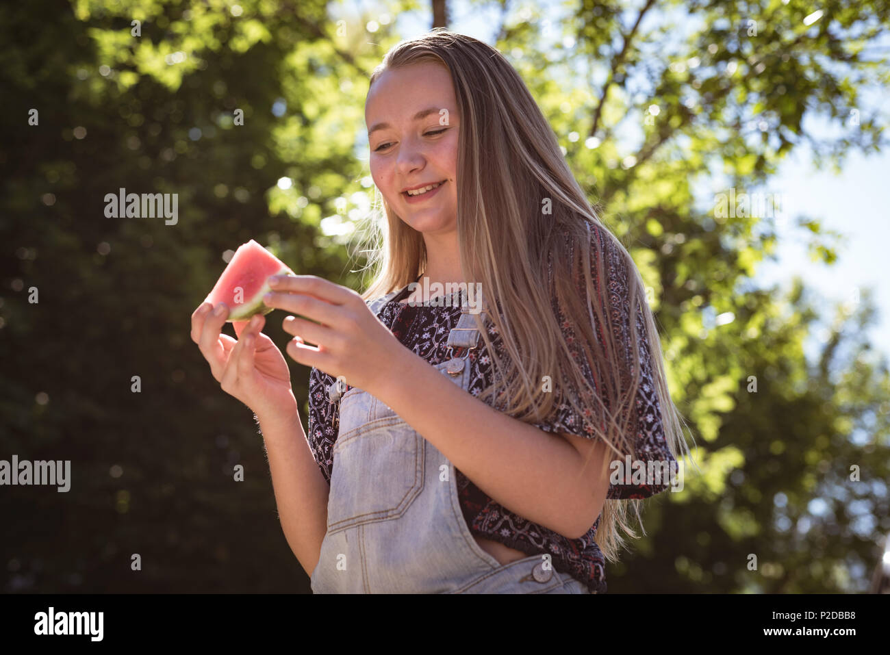 Smiling girl watermelon slice dans ses mains Banque D'Images