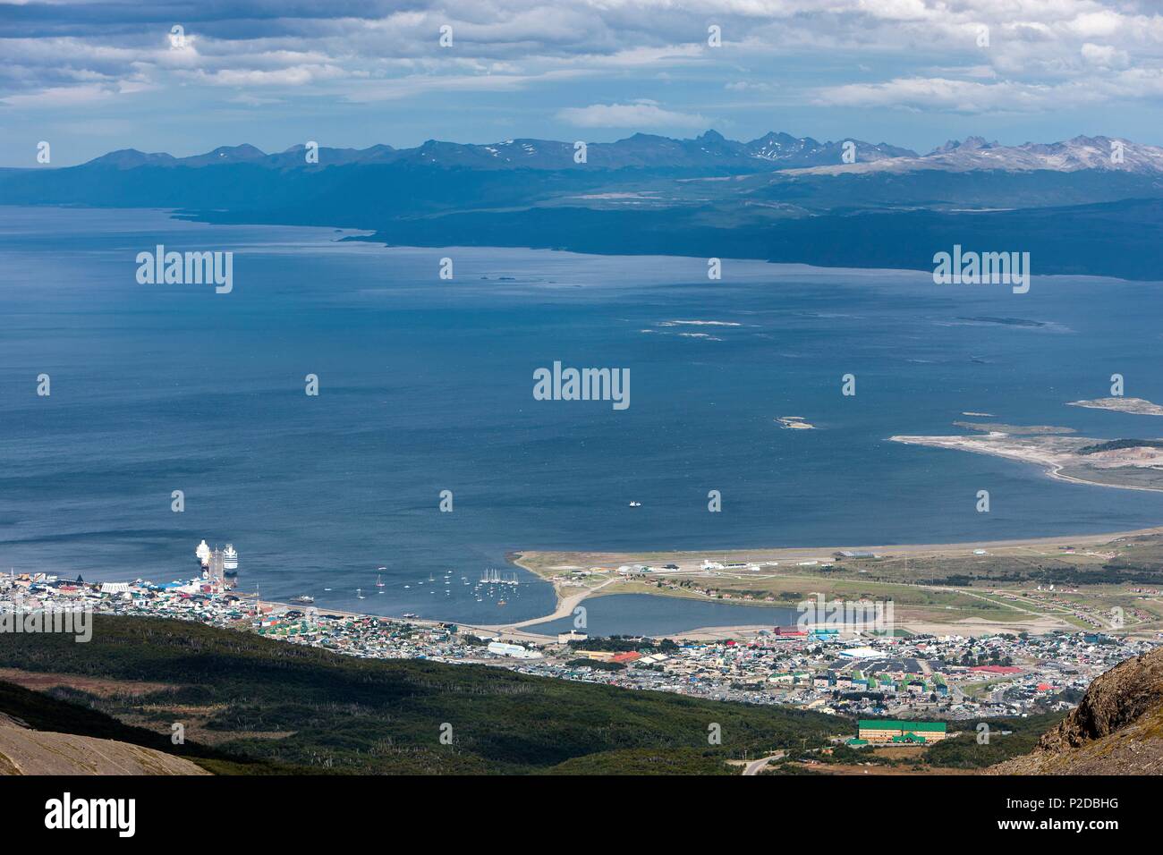 L'Argentine, la province de Terre de Feu, Ushuaia, la ville est considérée comme le point le plus au sud du monde, avec vue sur Ushuaia et le Canal de Beagle Banque D'Images