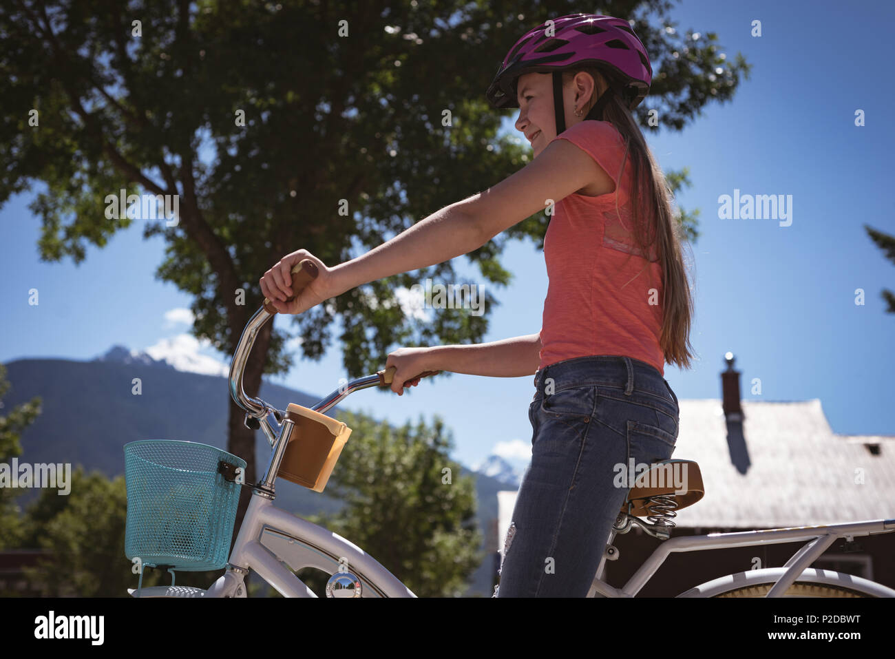 Smiling girl wearing helmet de rouler à vélo Banque D'Images