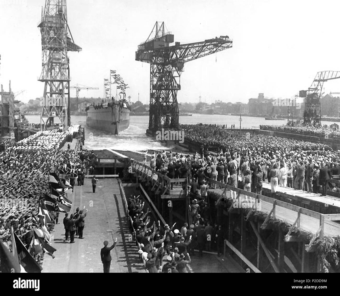 . Lancement du cuirassé de poche allemand Admiral Graf Spee" à Wilhelmshaven, Allemagne, le 30 juin 1934. Remarque drapeaux portant l'emblème national-socialiste, et le salut nazi étant donnée par la plupart des personnes présentes. 30 juin 1934. Heinrich Hoffman Collection, U.S. National Archives Collection de documents étrangers saisis, 1675-1958. 30 Lancement du croiseur allemand Admiral Graf Spee en 1934 Banque D'Images