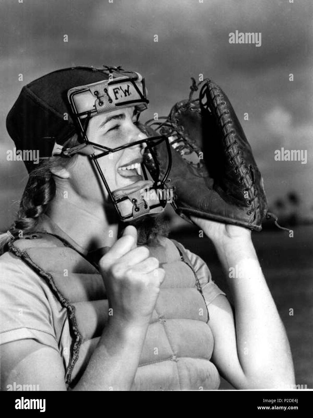 . Numéro d'appel local : c009837 Titre : Dottie Schroeder, catcher, criant au jeu derrière un masque. Date : photographié le 22 avril 1948. Description physique : 1 Easy-PhotoPrint : n&b ; 5 x 4 in. Titre de la série : Département du Commerce (collection) Notice biographique : Dorothy 'Dottie' Schroeder est né le 11 avril 1928 et est devenu la All-American Girls Professional Baseball League's plus jeune joueur à l'âge de quinze ans. Mme Schroeder était la seule fille qui a joué toutes les 12 saisons pour l'AAGPBL. Elle est décédée le 8 décembre 1996. Référentiel : Bibliothèque et Archives de l'État de Floride, S. 500 Bronough St., Ta Banque D'Images