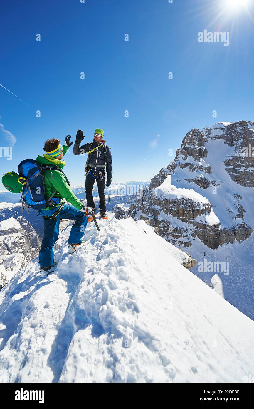 Deux hommes debout sur le sommet de la Cima Falkner en toile Cima Brenta, Skitour, Brenta Gebirge, Dolomites, Trentin, Italie Banque D'Images