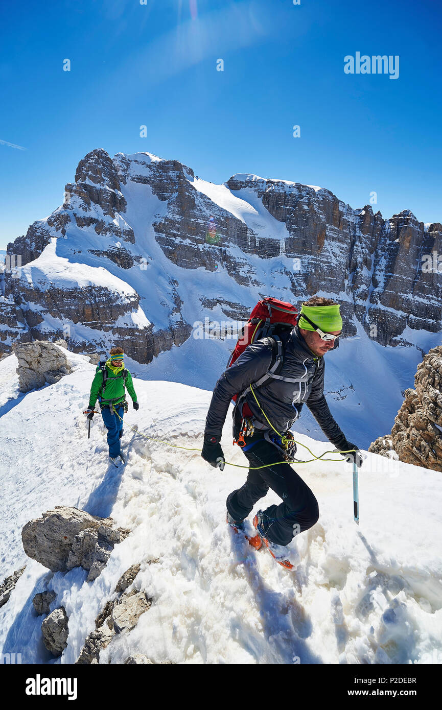 Deux hommes de la randonnée sur la crête de la Cima Falkner en toile Cima Brenta, Skitour, Brenta Gebirge, Dolomites, Trentin, Italie Banque D'Images