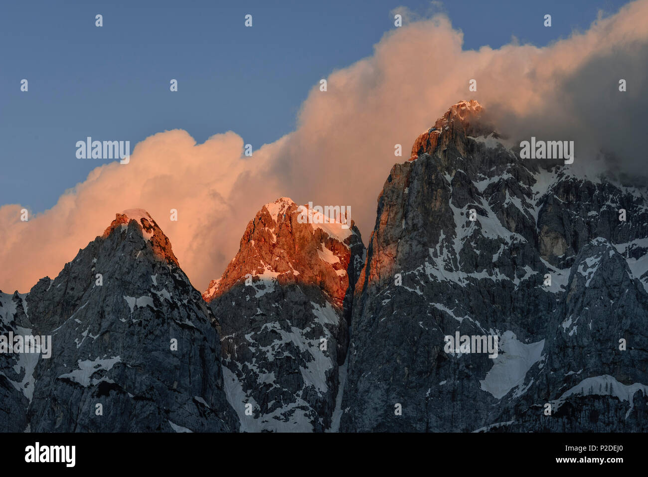 Alpenglow sur les sommets de montagnes Prisojnik avec des nuages au coucher du soleil, Prisanc, vu de Krnica hut Dom Krnica, vallée de la Save, Banque D'Images