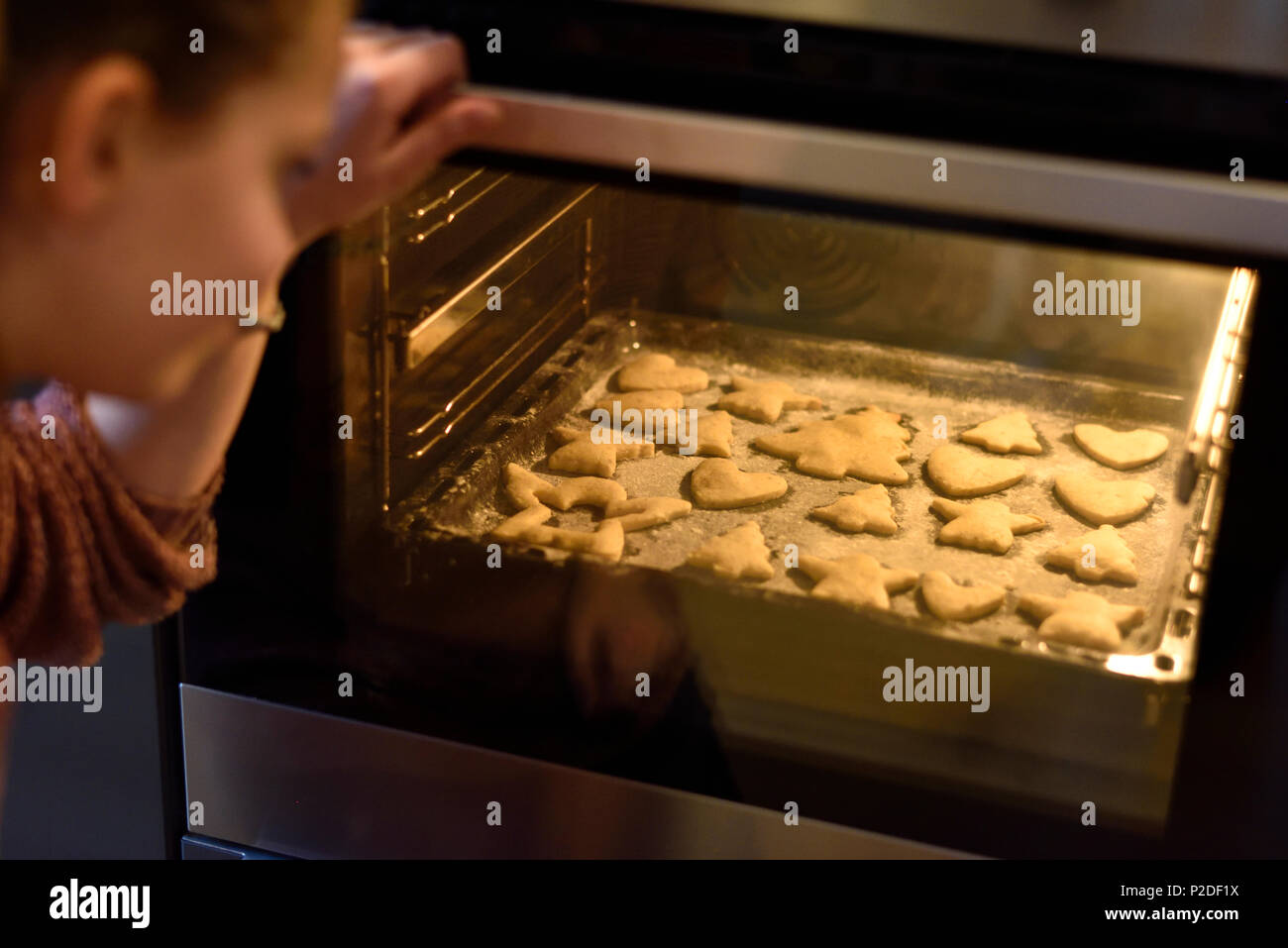 11 ans Filles baking christmas cookies, Hambourg, Allemagne Banque D'Images