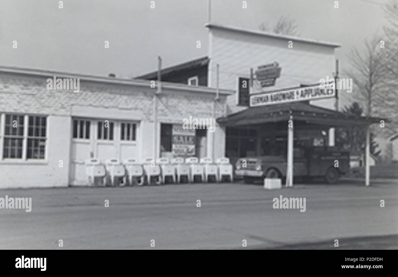 . Anglais : le magasin avant de Lehman's Hardware à Kidron, Ohio, vers 1955 . 10 octobre 2012. Lehman's Hardware 31 Boutique matériel Lehmans 1955 Circe Banque D'Images