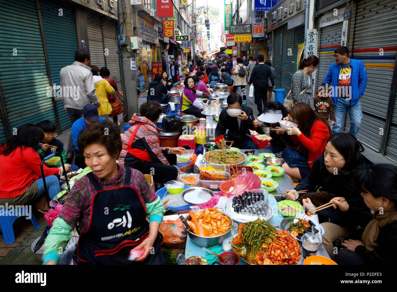La Corée du Sud, la province de Gyeongsang, Busan, une rue à l'heure du déjeuner Banque D'Images