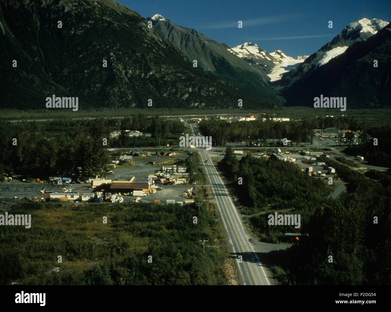 . Anglais : Vue aérienne de la Richardson Highway à Valdez, Alaska, tel qu'il était en 1989. (NOTE : En y regardant de plus près, la route de manière verticale sur la photo peut être la route qui relie la vieille ville avec le Valdez Valdez, l'aéroport à l'autoroute Richardson tournant horizontalement au milieu de la photo.) . 6 juin 2013, 18:54:20. Référence Richardson Highway 49 ARLIS à Valdez Banque D'Images