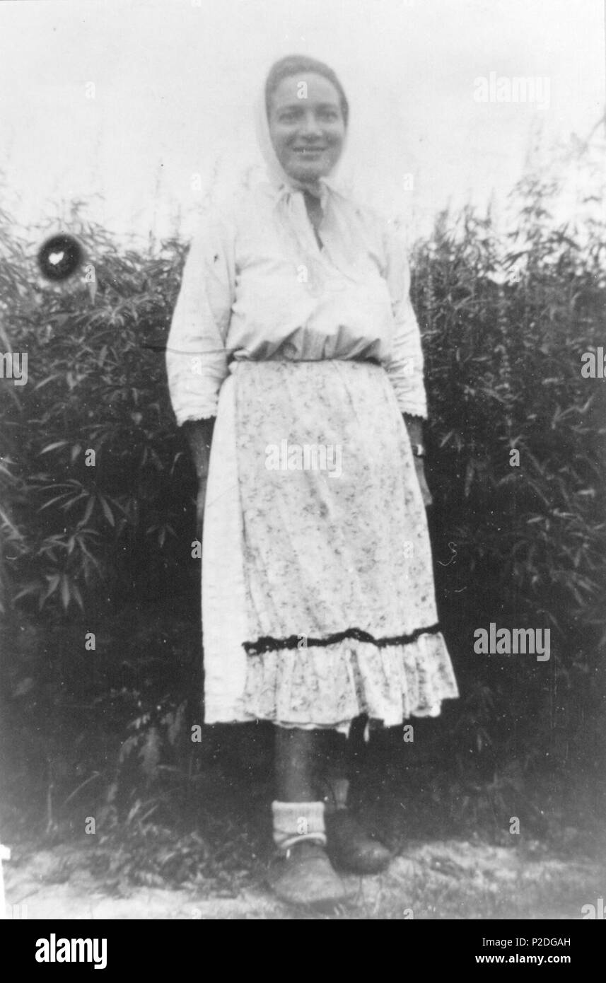 . Anglais : Grands Roza Papo, médecin militaire yougoslave et membre de la résistance, en civil à Trnava, en Bosnie, en 1943 . 1943 non spécifié 49. Roza Papo en civil Banque D'Images