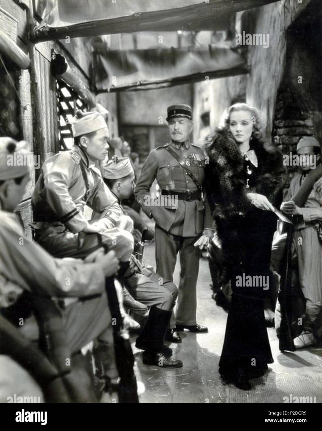 51 Shanghai Express (film) 1932. Josef von Sternberg, réalisateur. Debout, de g à d'Émile Chautard et Marlene Dietrich Banque D'Images