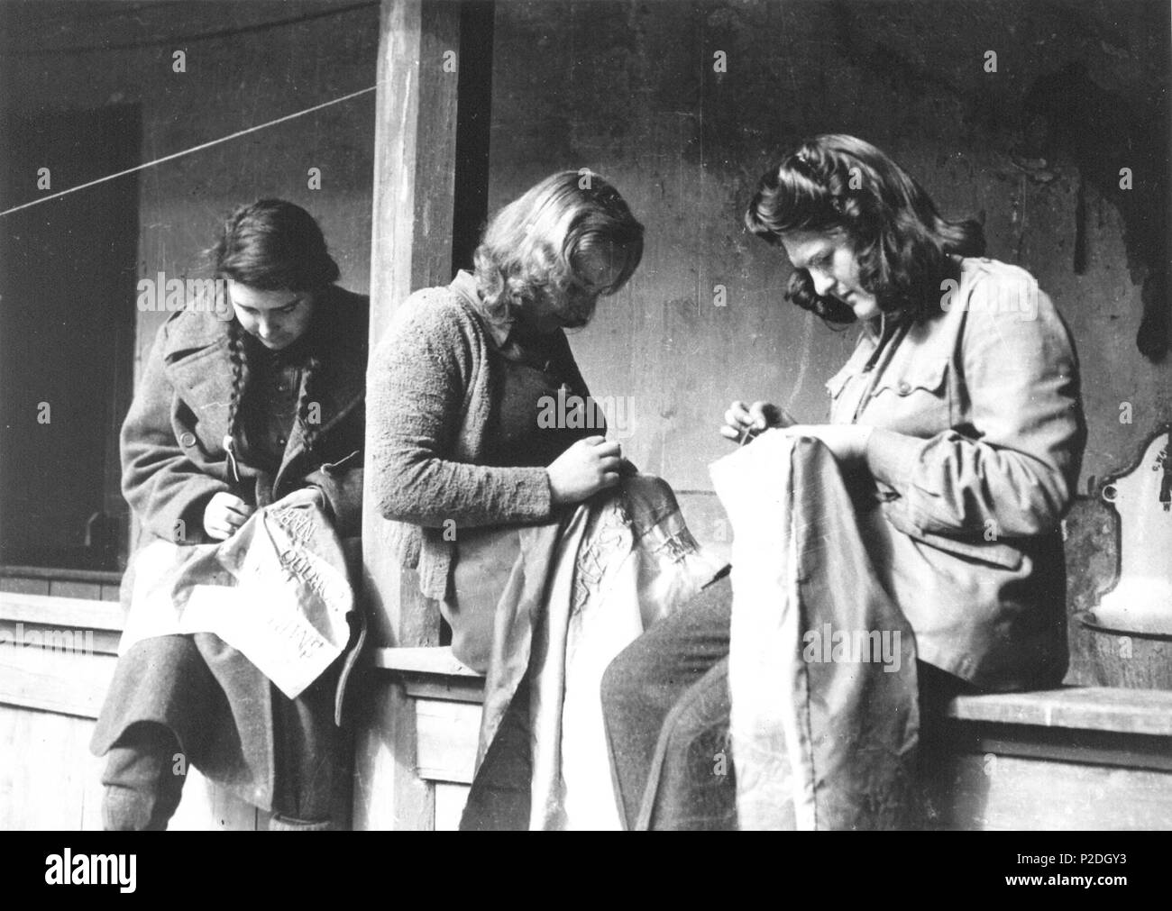 52 Skojevke Črnomlja šivajo zastave iz Banque D'Images