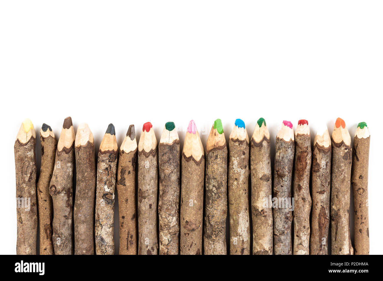 Close up artisanal en bois de crayons de couleur sur fond blanc. Banque D'Images