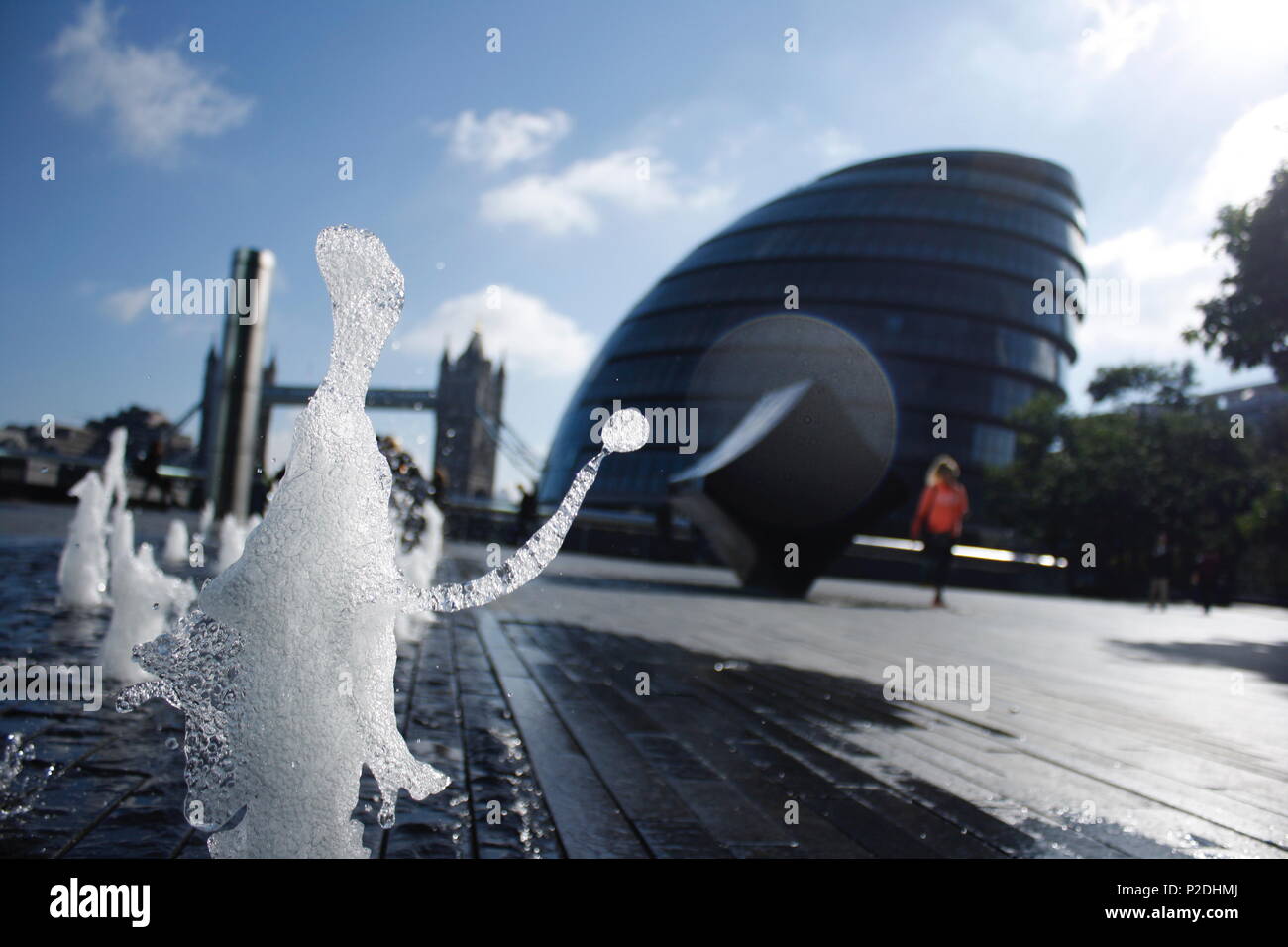 L'eau danse de fondation en face du bâtiment de Londres Banque D'Images